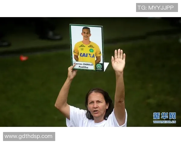 足球巨星罹难空难悲剧震惊世界绿茵传奇陨落引发无限哀思